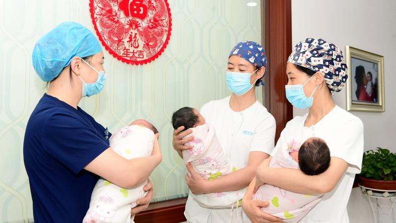 出生人口逆转,释放出怎样的信号?